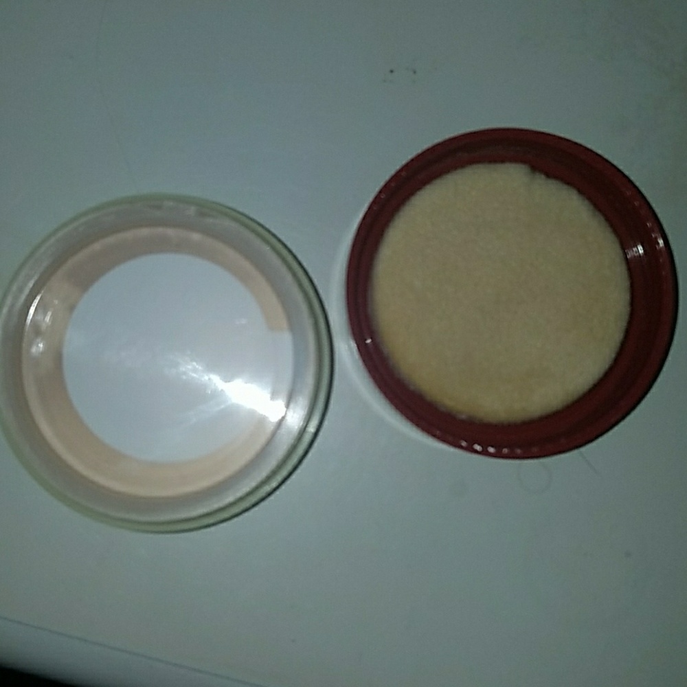 Translucent setting powder by Besame Cosmetics - Picture 2 of 4